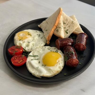 Глазунья с охотничьими колбасками и тостом в Вкусная усадьба по цене 220 ₽