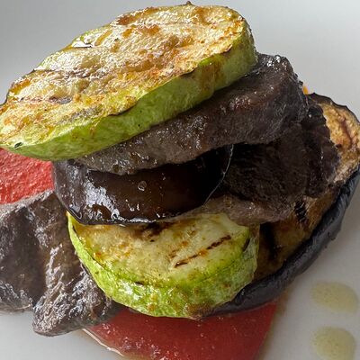 Гриль-салат с говядиной и овощами в Кафе хорошего настроения Питер Пэн по цене 1075 ₽