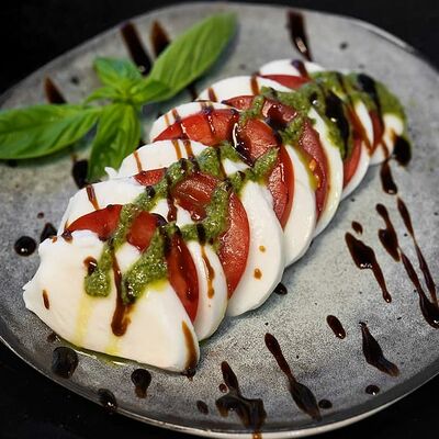 Капрезе с томатами фламенко в NUOVA PIZZA по цене 799 ₽