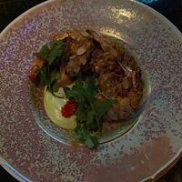 Тигровые креветки с миндальными лепесткамив Veranda Bar