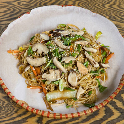 Лапша яичная с грибами шиитаке в Starwok по цене 460