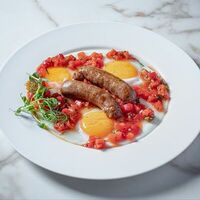 Яичница с колбасками из говядины и томатной сальсой в Romano