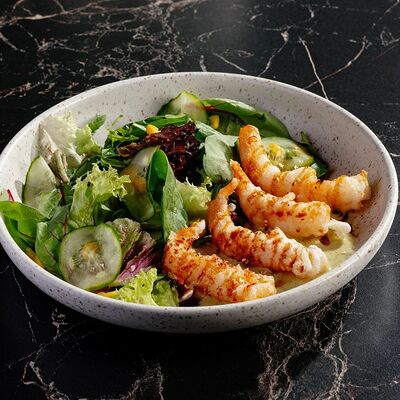 Салат с креветками темпура в Gills по цене 840 ₽