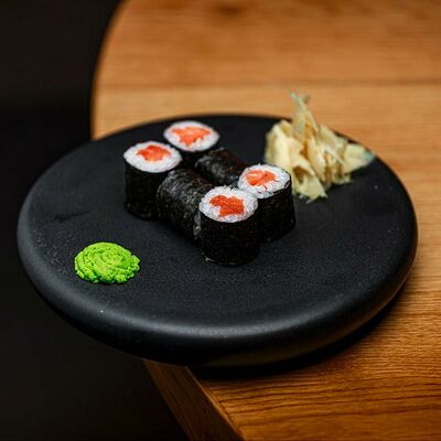 Маки с лососем в Джимми Чу по цене 620 ₽