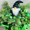 Авторская зимняя хвойная композиция в шляпной коробке с гномом и зелёными игрушками в Дарите красиво по цене 11690