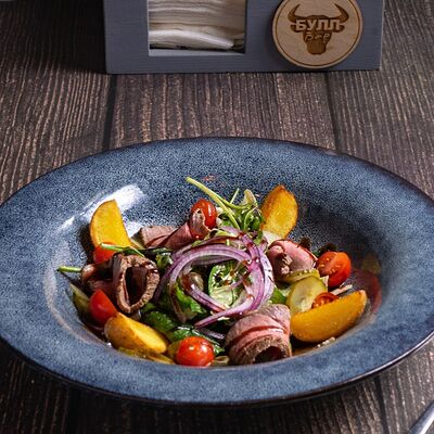 Салат с ростбифом в Булл Вар по цене 908 ₽