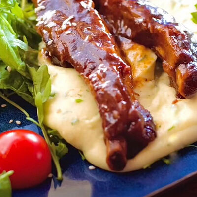 Свиные ребра с картофельным пюре и моцареллой в Роланд по цене 980 ₽