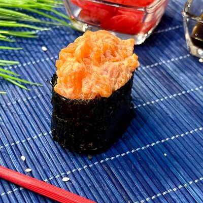 Гункан острый с лососем в Уфтанма по цене 199 ₽