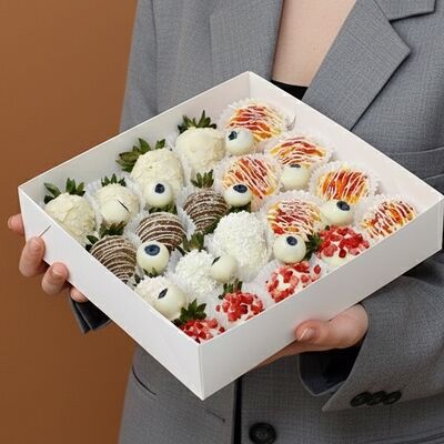 Клубника, манго и голубика в шоколаде (белый) в Luna-Клубника в шоколаде по цене 4990 ₽