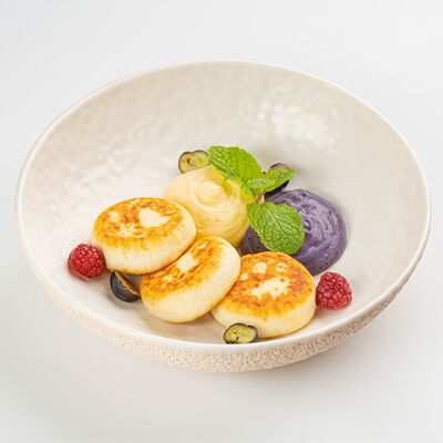 Сырники с черничным вареньем и заварным кремом в Южанин по цене 86000 сум