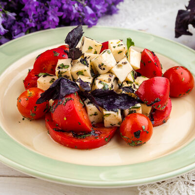 Салат из сладких помидоров с домашним сыром в MANANA по цене 450