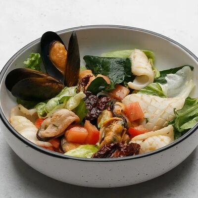 Зеленый салат с кальмаром и мидиямив Амстердам по цене 585 ₽