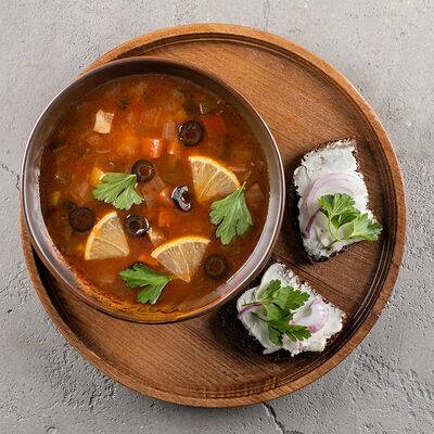 Солянка с копченостями в Мангал по цене 360 ₽