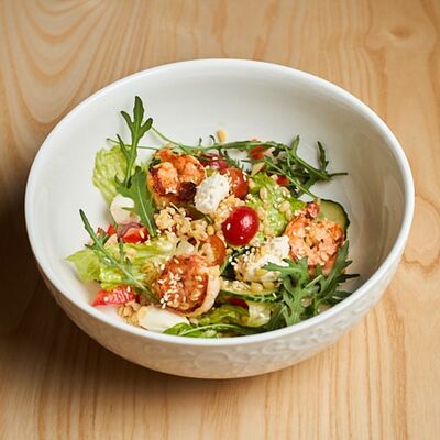 Салат с жареными тигровыми креветками в Кофе Культ по цене 550 ₽