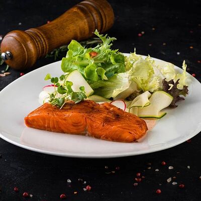 Лосось со свежим салатом и пряным кунжутным соусом в Catch по цене 48 р.