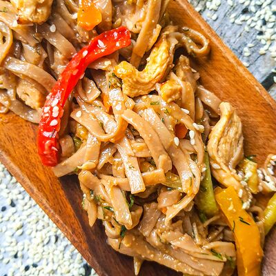 Вок с гречневой лапшой и куриным филе в Foodiegram по цене 650 ₽