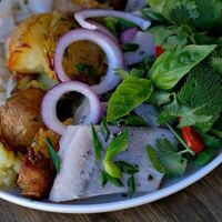 Филе сельди с мятым картофелем и маринованными овощамив ТЁРКА