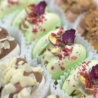 Макарон с оформлением в Lunabakery