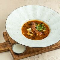 Мясная солянка с колбасками и копченым ребрышком в Brasserie Kriek