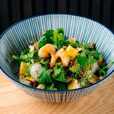 Салат с креветками, личи и манго в Tsunami по цене 920 ₽