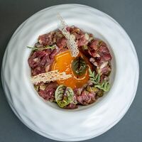 Тартар из мраморной говядины в Своя среда