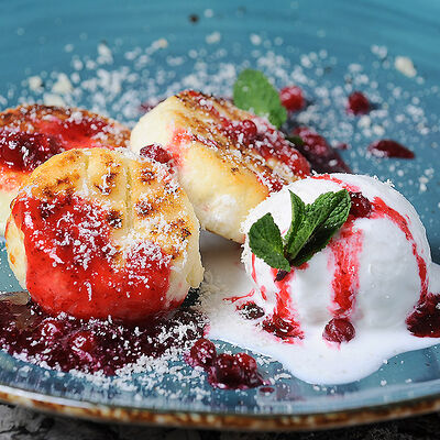 Сырники с брусникой и пармезановым снегом в ФедяДичь по цене 530 ₽