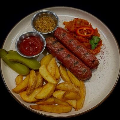 Телячьи колбаски гриль с пряной капустой и картофельными долькамив Leroy по цене 1290 ₽