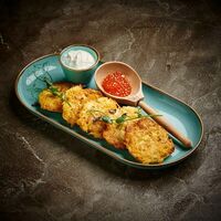 Драники с красной икрой и сметаной в Корчма