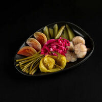 Ассорти солений в Mimi Грузинские рестораны