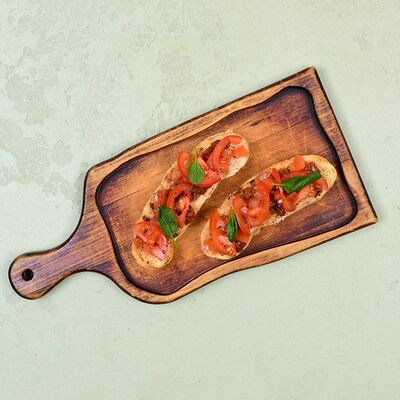 Брускетта с томатами и базиликом в Пармезан и пури по цене 225 ₽