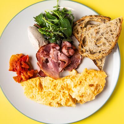 Омлет с беконом, печеным перцем, сливочной топенадой в Лу по цене 890 ₽