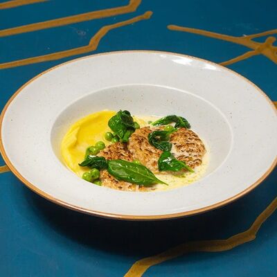 Котлеты из курицы с пюре в Dolce Vita по цене 420 ₽