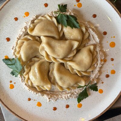 Вареники с творогом, сыром и ореховым соусом в Старый город по цене 600 ₽