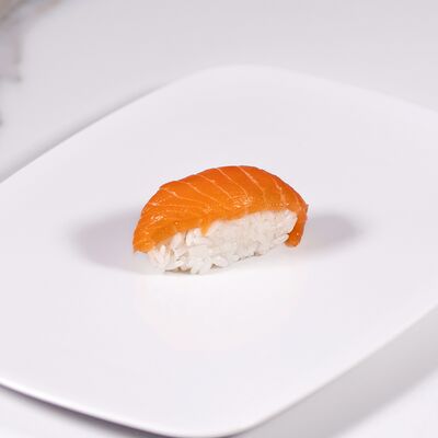 Суши с копченым лососем в Евразия по цене 135 ₽
