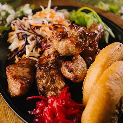 Свиная шейка в луково-перечном маринаде в Круча по цене 1260 ₽