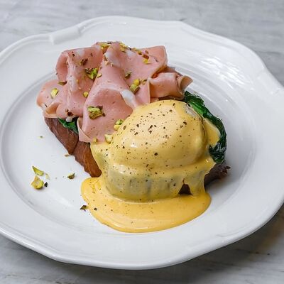 Бриошь, мортаделла, яйцо, шпинат в Bisou Bisou Bistro по цене 850 ₽