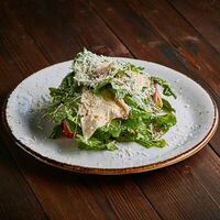 Салат с цицматом, бакинскими помидорами и сулугуни в Ача-Чача