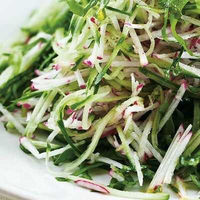 Салат из щавеля с редисом и огурцами в Чайхана Баранжар по цене 425 ₽