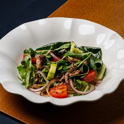 Салат с говядиной и овощами в Кристалл по цене 600 ₽