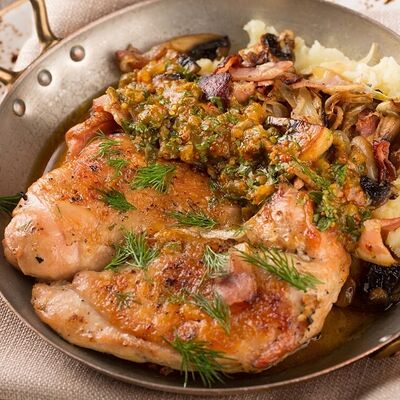 Цыпленок с острой сальсой, пюре и грибами_ в Chester по цене 759 ₽