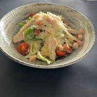 Салат Цезарь с курицей в Устрицы & танцы
