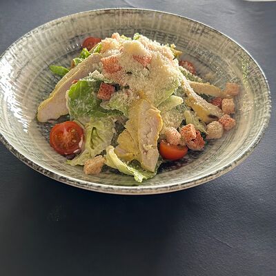 Салат Цезарь с курицей в Устрицы & танцы по цене 840 ₽