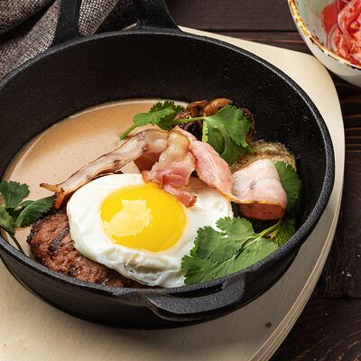 Бифштекс из телятины с беконом и овощами гриль в Седло по цене 815 ₽