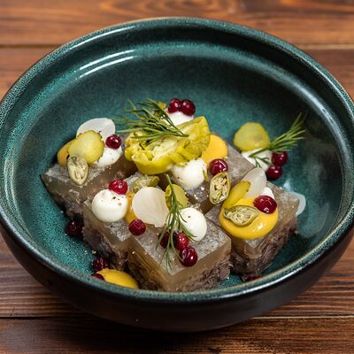 Холодец из говяжьих щёк в Трактир Колесо по цене 495 ₽