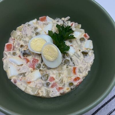 Оливье с курицей в ZEBRA по цене 450 ₽