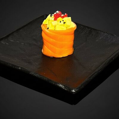 Гункан с авокадо в лососе в Бейкер суши по цене 339 ₽