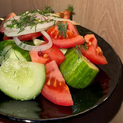 Нарезка из помидоров и огурцов в Мясо на углях Армянская кухня по цене 435 ₽