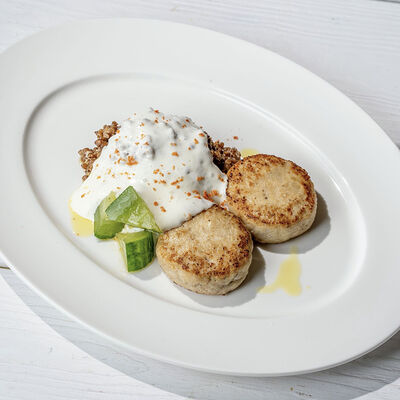 Котлеты из курицы с гречкой и муссом пармезана в Перчини по цене 710 ₽