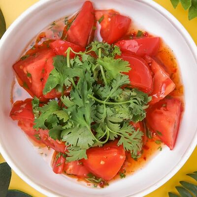 Из спелых томатов в соусе сладкий чили в Сырник по цене 410 ₽