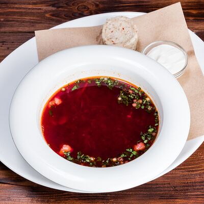 Борщ с говядиной и салом в Трактир Колесо по цене 539 ₽